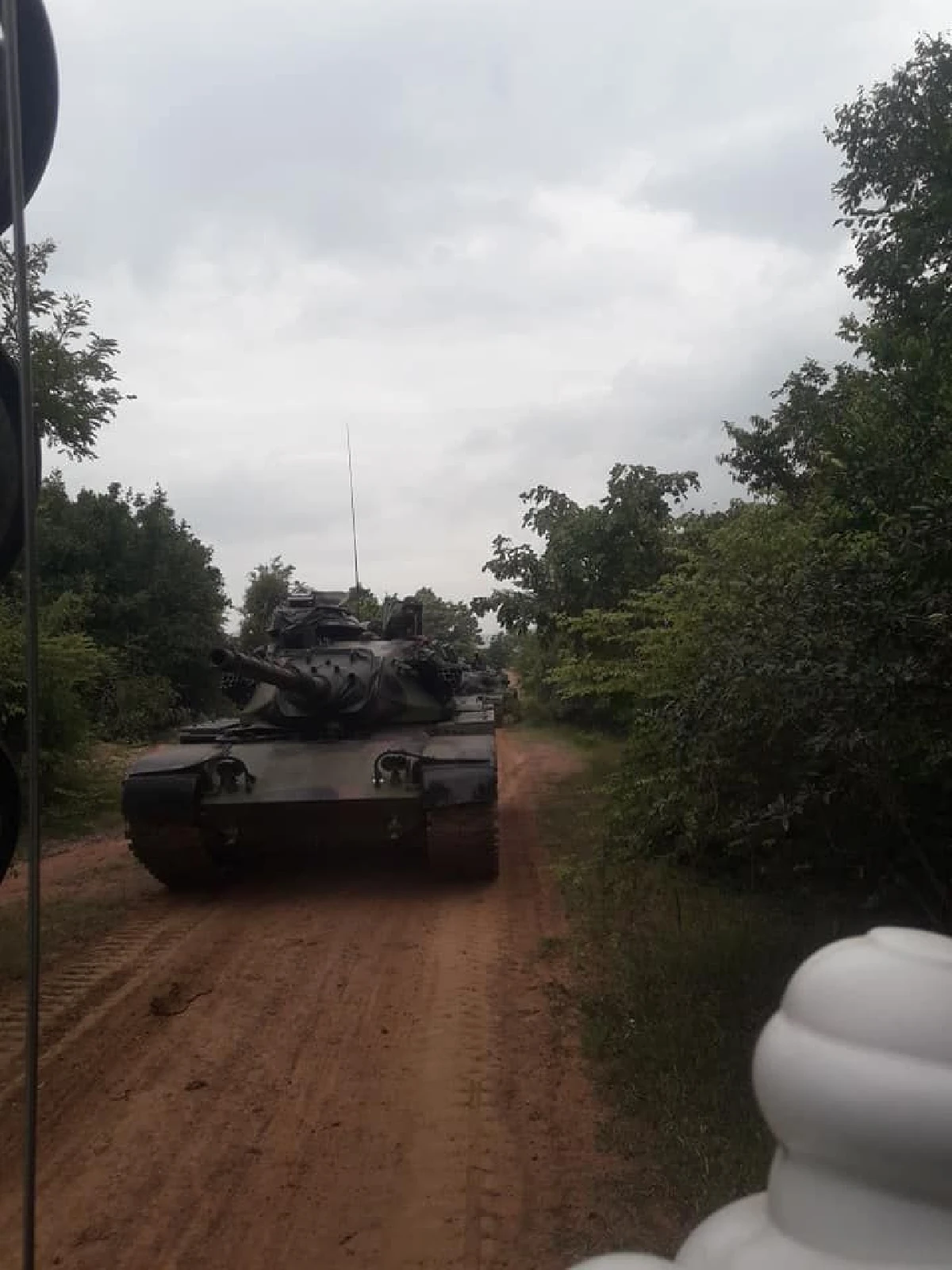 สิงห์รถบรรทุกซึ้งใจ ทหารช่วยลากพ่วง 18 ล้อที่ติดหล่ม