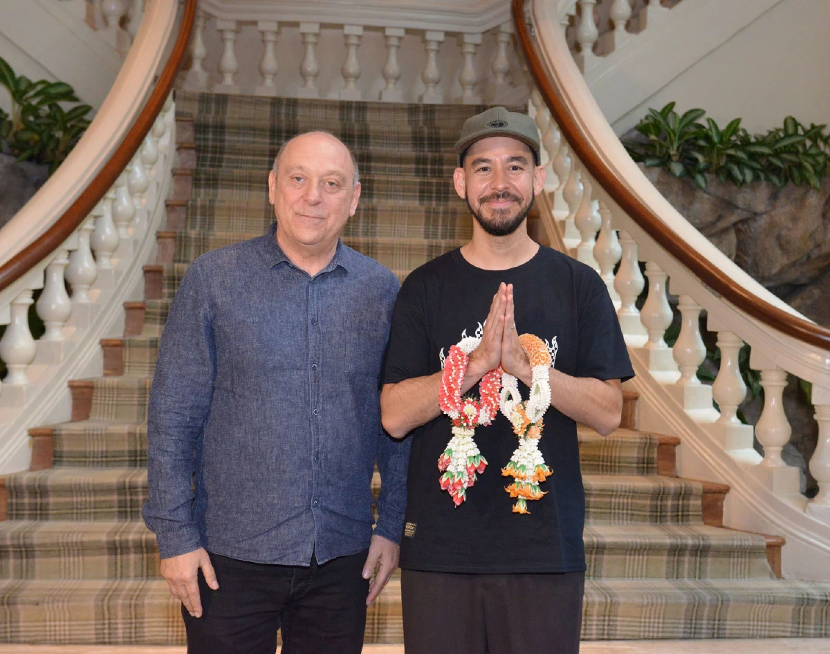 พูดคุยกับ ไมค์ ชิโนดะ ก่อนเปิดการแสดงคืนนี้ในฐานะศิลปินเดี่ยว