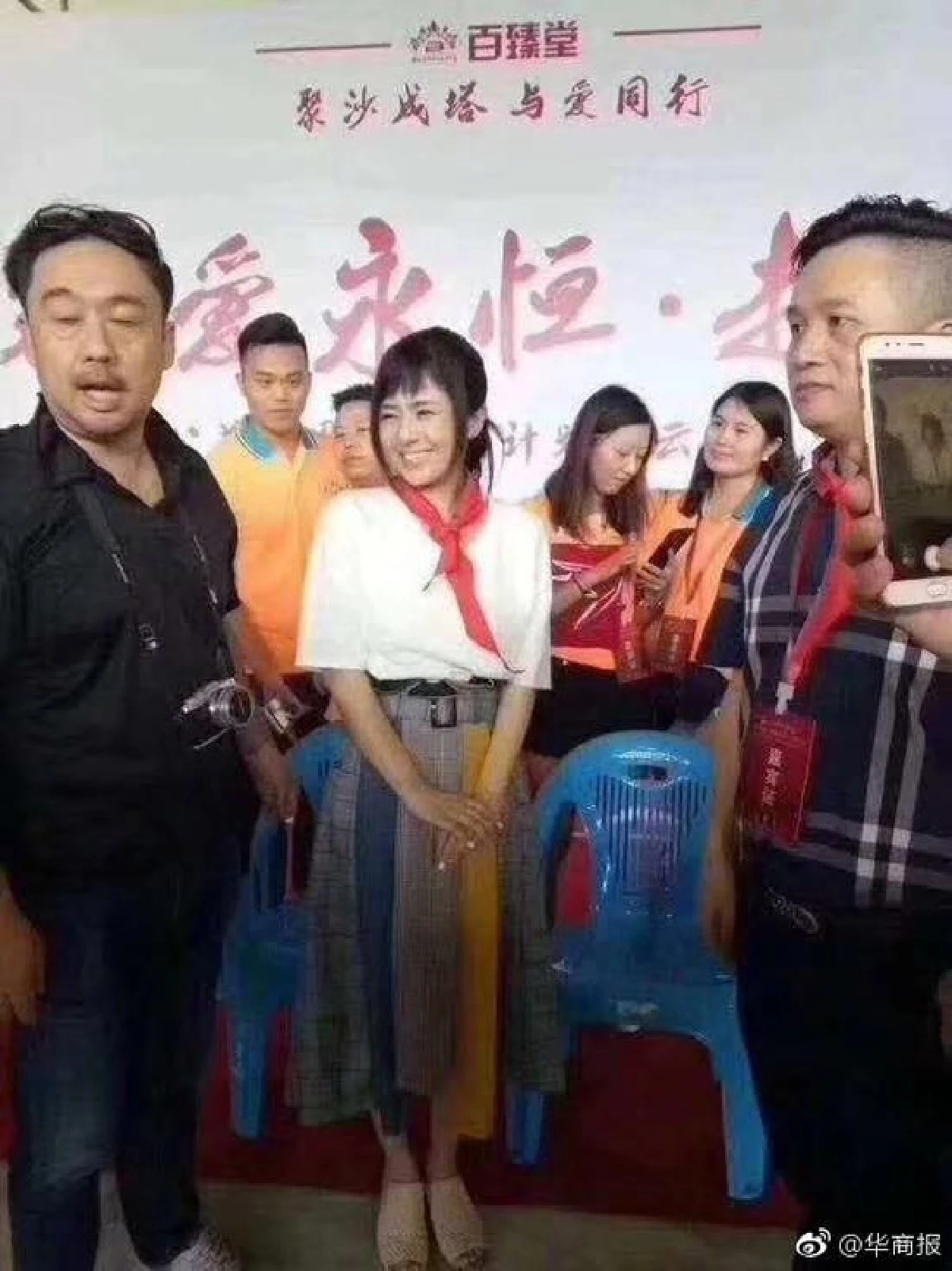 บ.จีนขอโทษ หลังให้ "โซระ อาโออิ" สวมผ้าพันคอแดงพรรคคอมมิวนิสต์