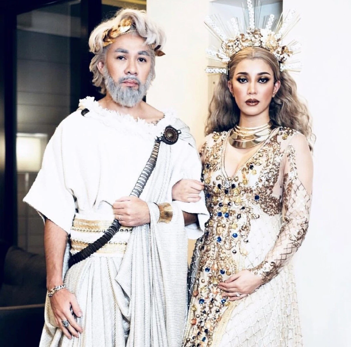 แม่มา! เอมมี่-ไฮโซเจมส์ แปลงโฉมเป็น เฮร่า-ซุส ร่วมปาร์ตี้วันเกิดดีไซเนอร์ดัง