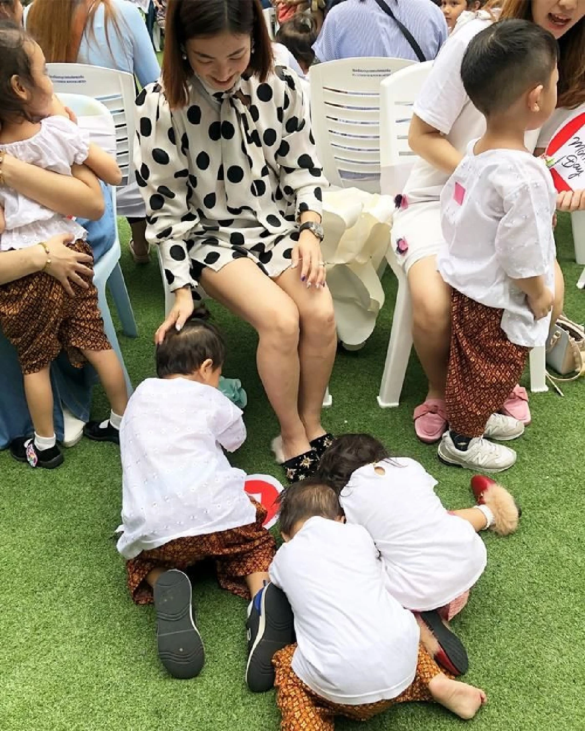 ฮารุ เผยภาพลูกๆทั้ง 3 ก้มกราบ ช็อตนี้ทำเอาคนเป็นแม่ซึ้งหนักมาก