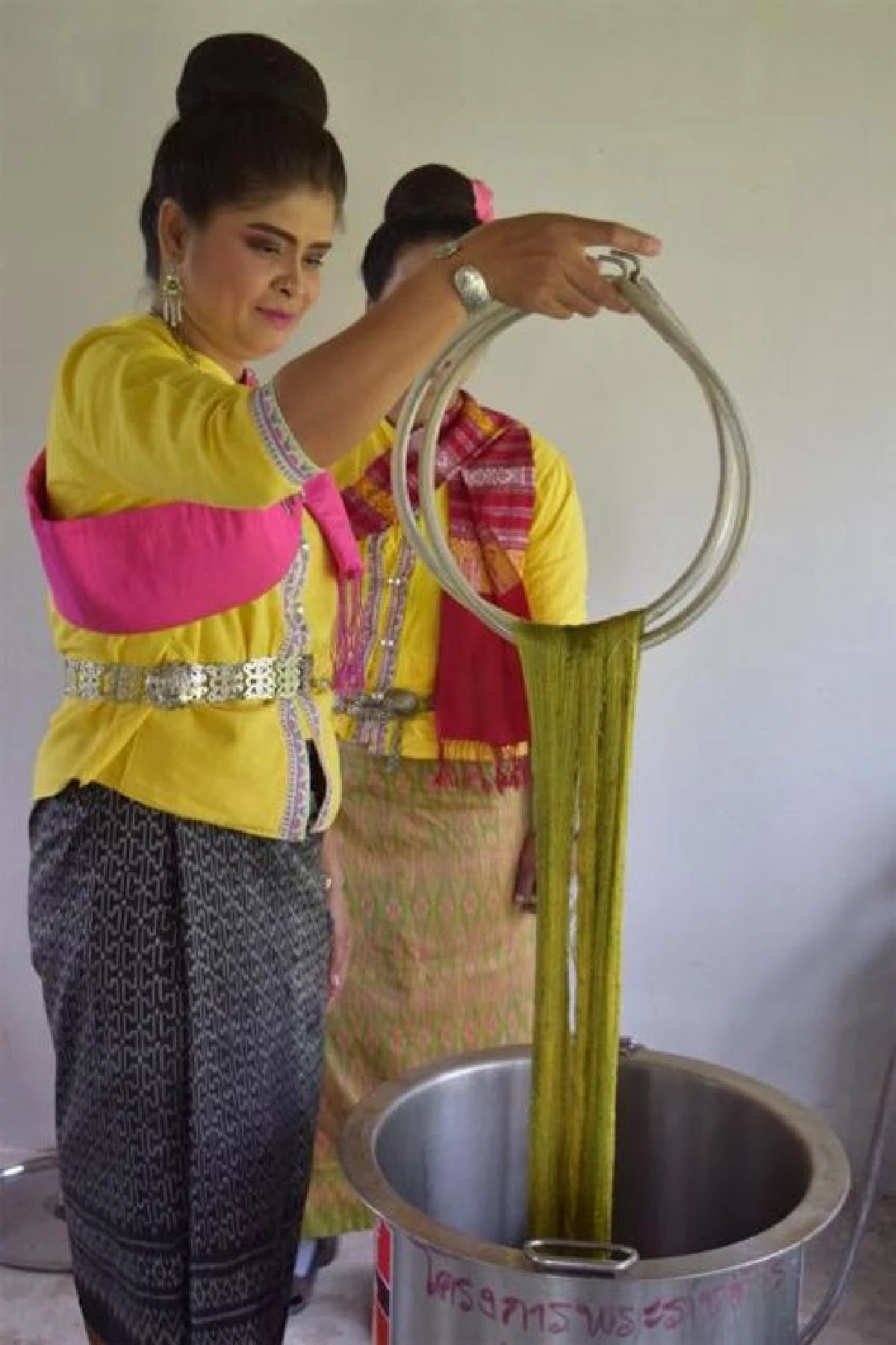 สืบสานตำนานผ้าไหมเมืองอุบลฯ ศูนย์ศิลปาชีพ‘บ้านสมพรรัตน์’