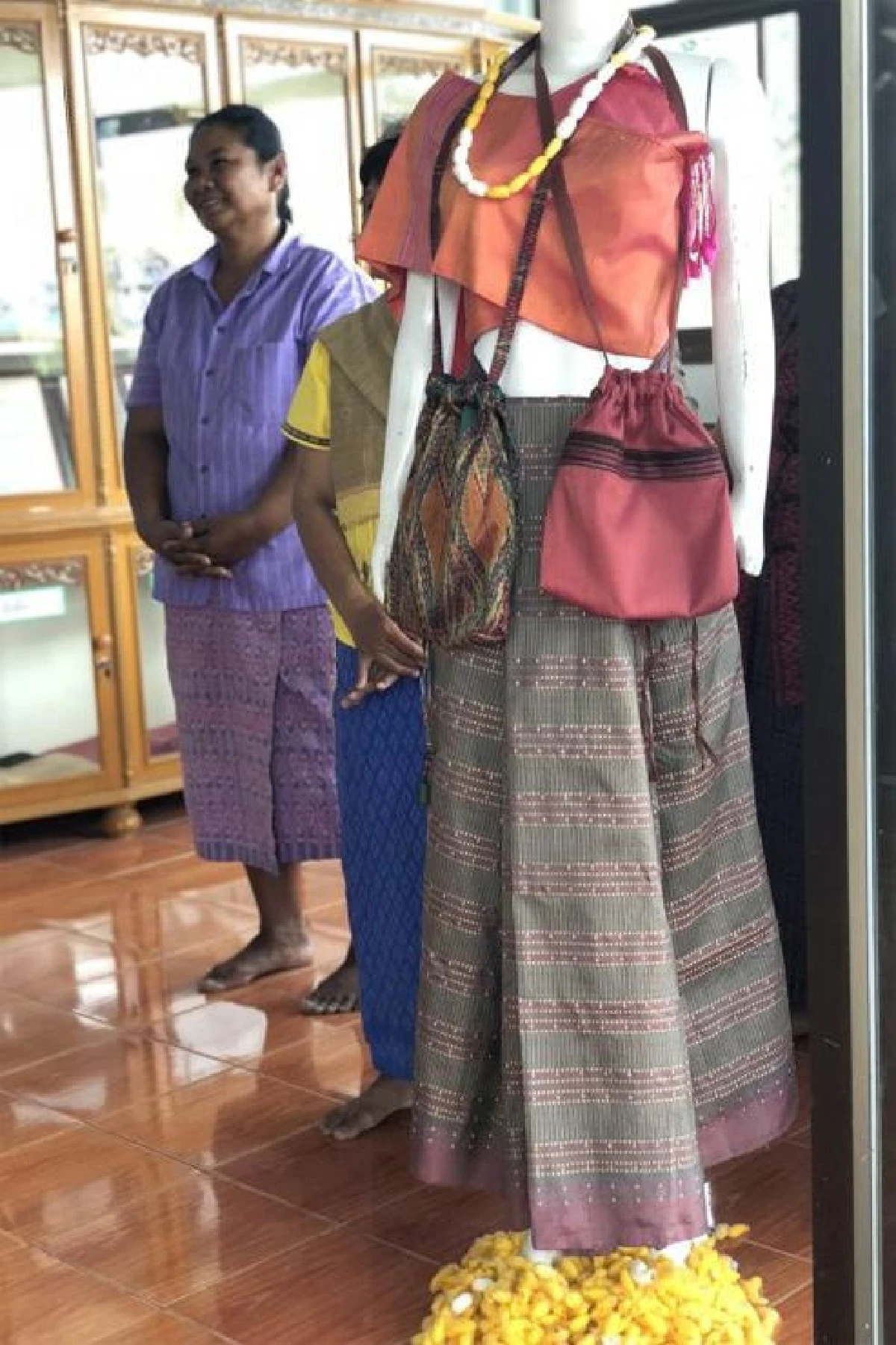 สืบสานตำนานผ้าไหมเมืองอุบลฯ ศูนย์ศิลปาชีพ‘บ้านสมพรรัตน์’