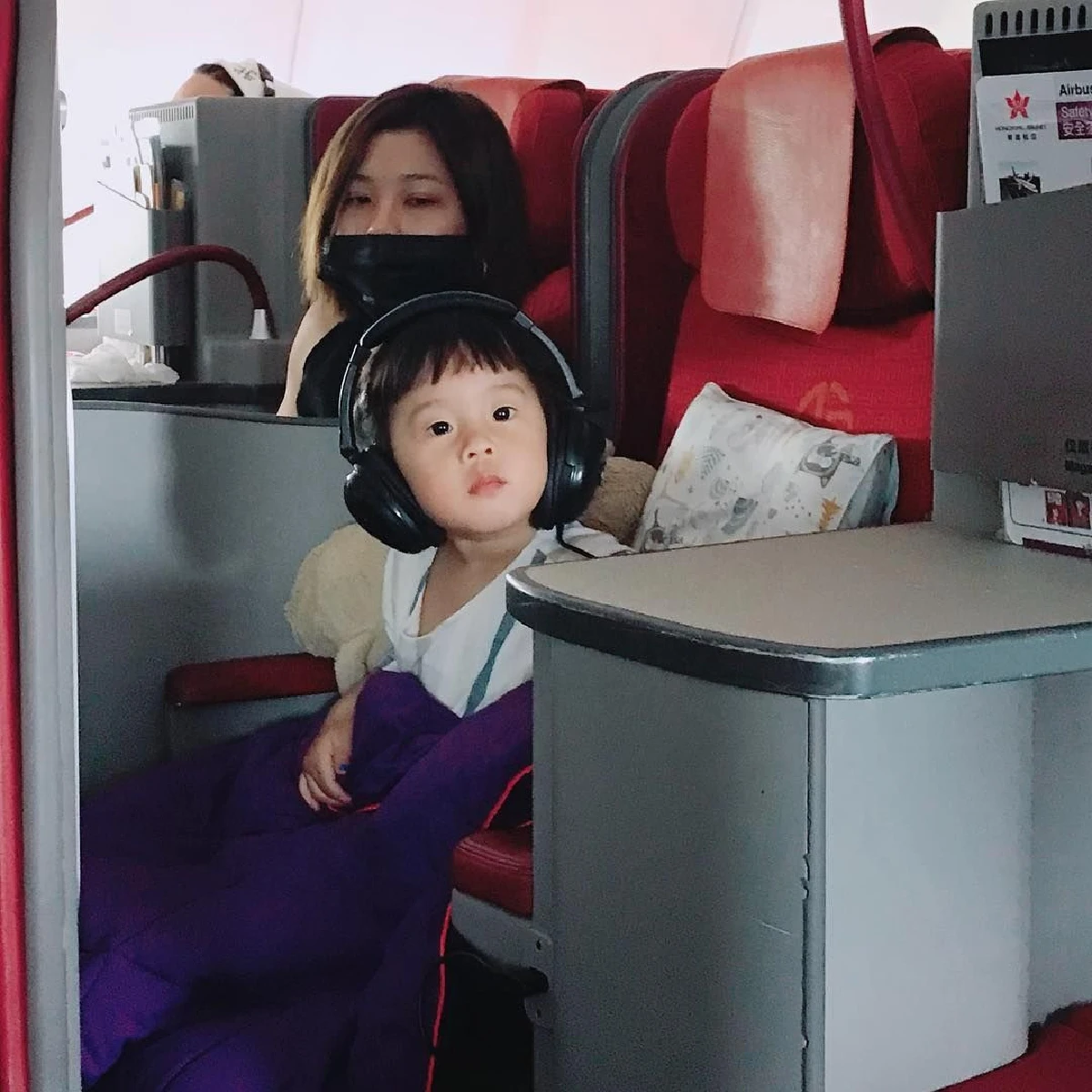 นักเดินทางตัวจิ๋ว! น้องเป่าเปา นั่งเครื่องบินที่นั่งตัวเองครั้งแรก
