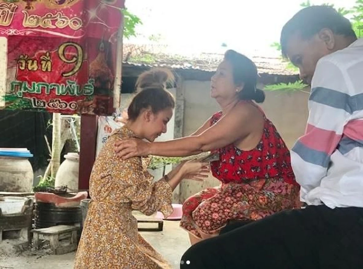 จ๊ะ อาร์สยาม พกเงินสดเป็นฟ่อน! มอบให้พ่อแม่ที่บ้านต่างจังหวัด