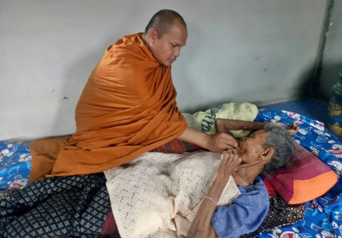 พระภิกษุหนุ่มขอทดแทนพระคุณมารดาผู้ให้ทรัพย์ภายในหลังพลัดพรากนาน40ปี