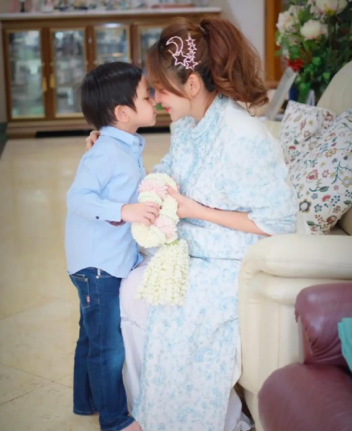 ทำหน้าที่แม่ให้ดีที่สุด! “เป้ย” อบอุ่นใจ “น้องโปรด” เอาพวงมาลัยมาให้สุดอบอุ่น