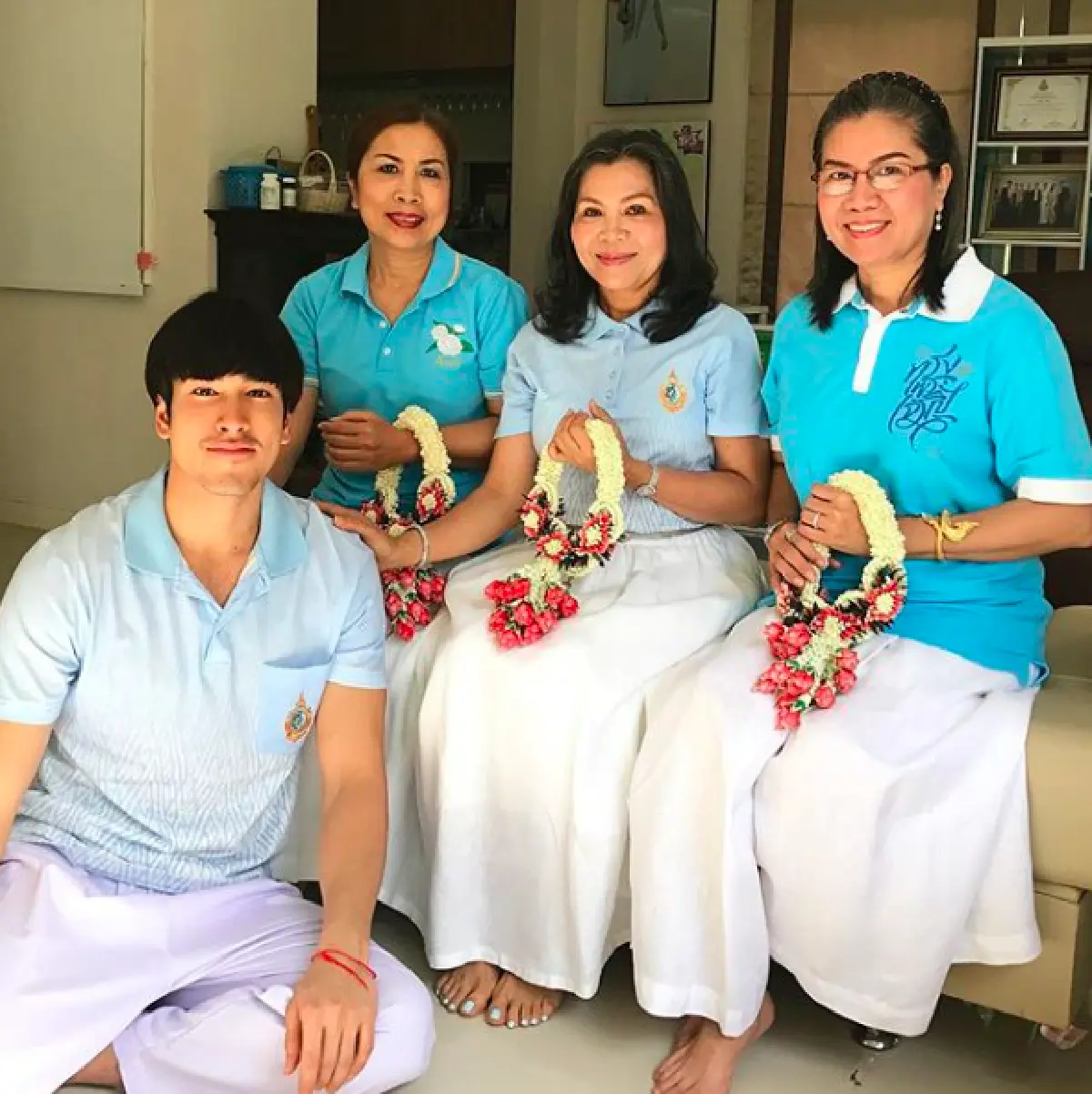 “ณเดชน์” พา “แม่แก้ว” ทำบุญในวันแม่แห่งชาติ 2561 พร้อมมอบพวงมาลัยช่องามก้มกราบตัก