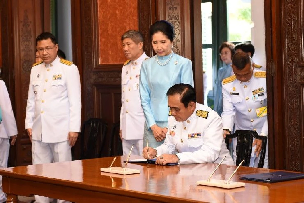 นายกฯนำ ครม.-ประชาชน ทำบุญตักบาตรถวายเป็นพระราชกุศลวันแม่แห่งชาติ