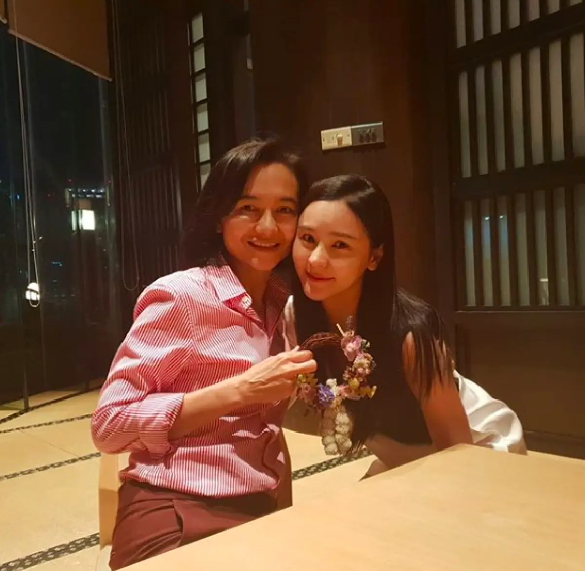 เปิดตัวอย่างเป็นทางการ! “ออม” ควง “ไฮโซแอมป์” กราบคุณแม่