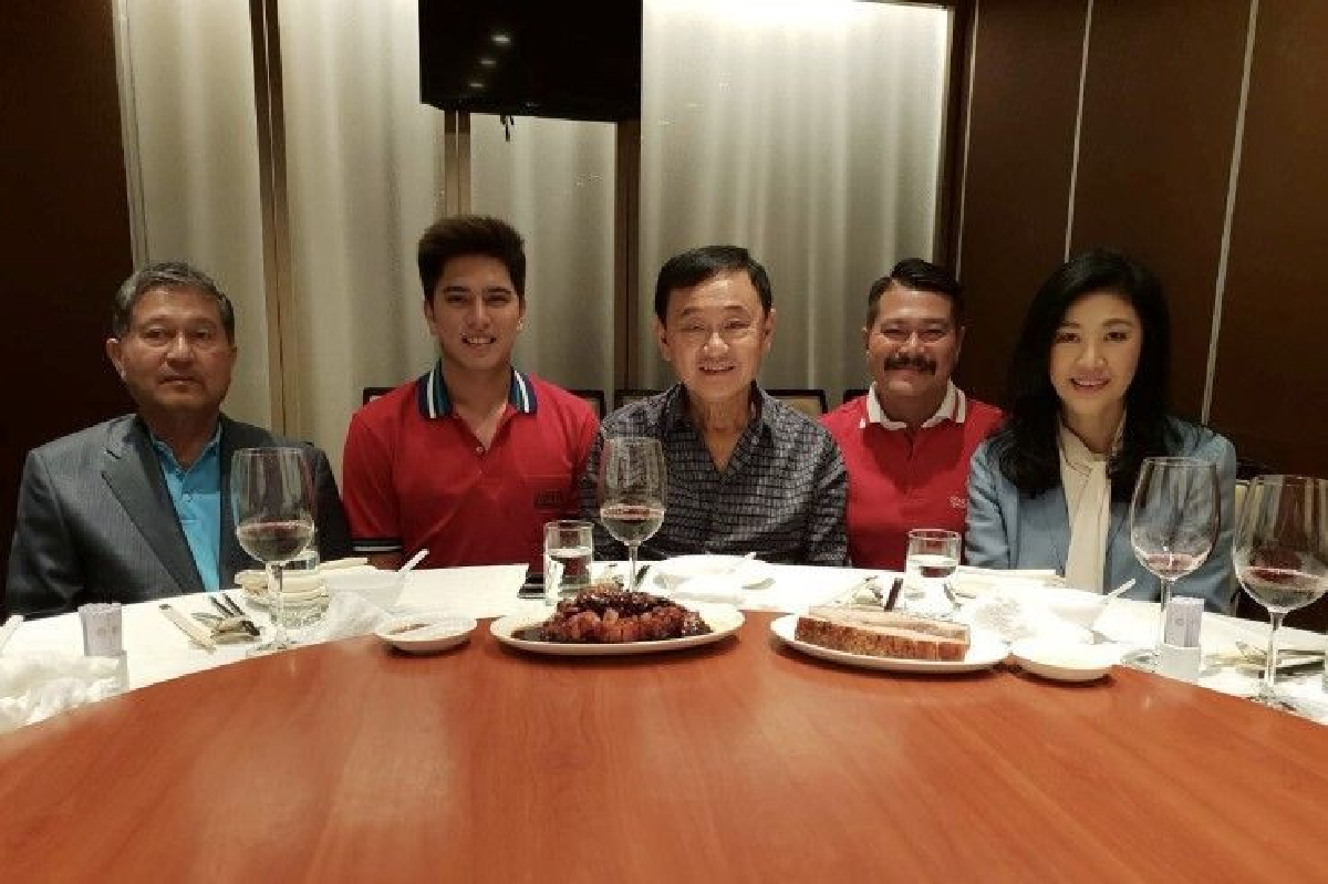 สะดวกแบบนี้! "วัน" โชว์ภาพ "เฉลิม" พาบินพบ "ทักษิณ-ยิ่งลักษณ์" สะดวกแบบนี้! "วัน" โชว์ภาพ "เฉลิม" พาบินพบ "ทักษิณ-ยิ่งลักษณ์"