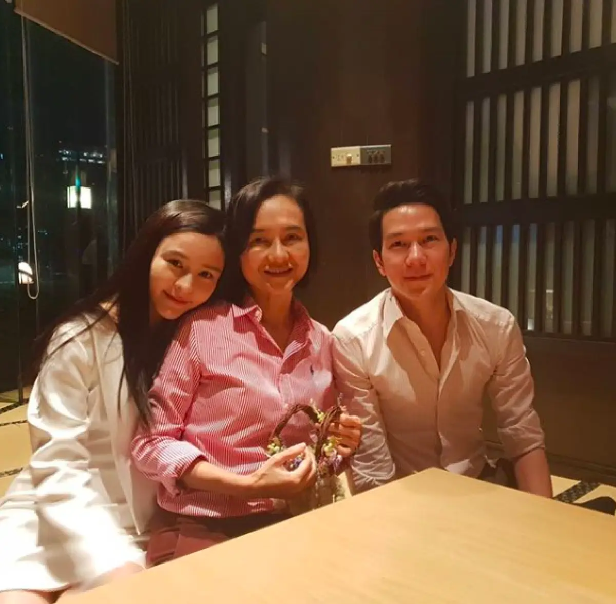 เปิดตัวอย่างเป็นทางการ! “ออม” ควง “ไฮโซแอมป์” กราบคุณแม่