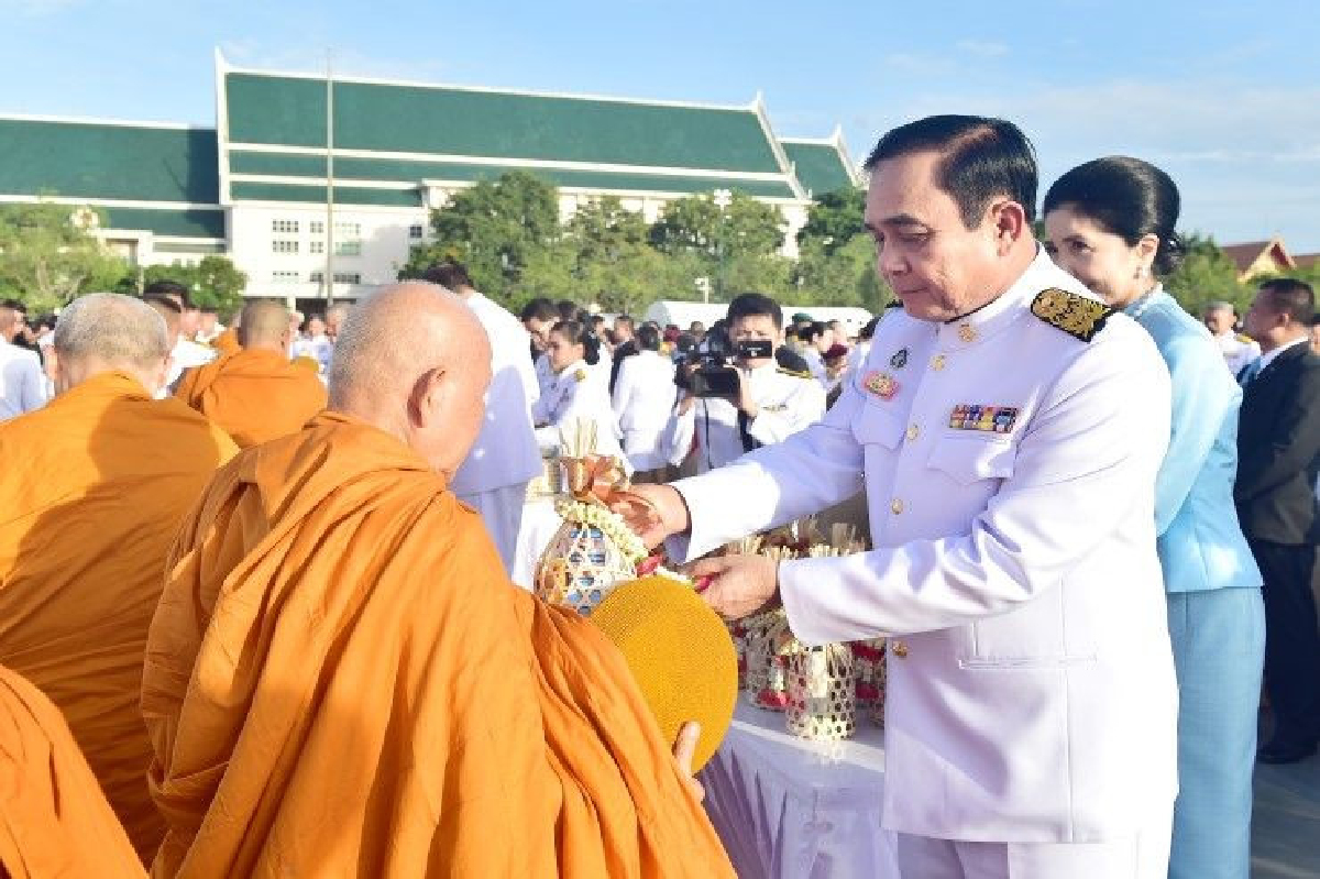 นายกฯนำ ครม.-ประชาชน ทำบุญตักบาตรถวายเป็นพระราชกุศลวันแม่แห่งชาติ นายกฯนำ ครม.-ประชาชน ทำบุญตักบาตรถวายเป็นพระราชกุศลวันแม่แห่งชาติ