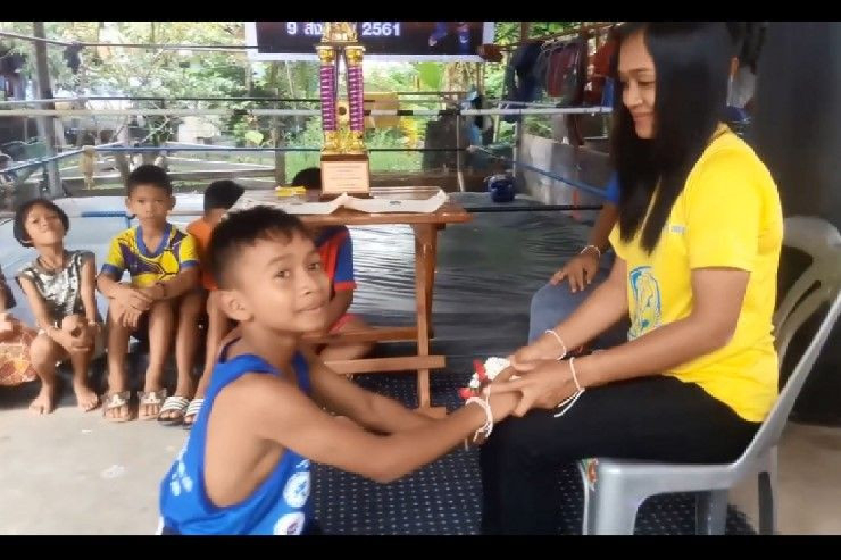 "น้องทิว" แชมป์มวยโลกวัย 10 ขวบ ก้มกราบมอบเหรียญทองให้แม่ "น้องทิว" แชมป์มวยโลกวัย 10 ขวบ ก้มกราบมอบเหรียญทองให้แม่