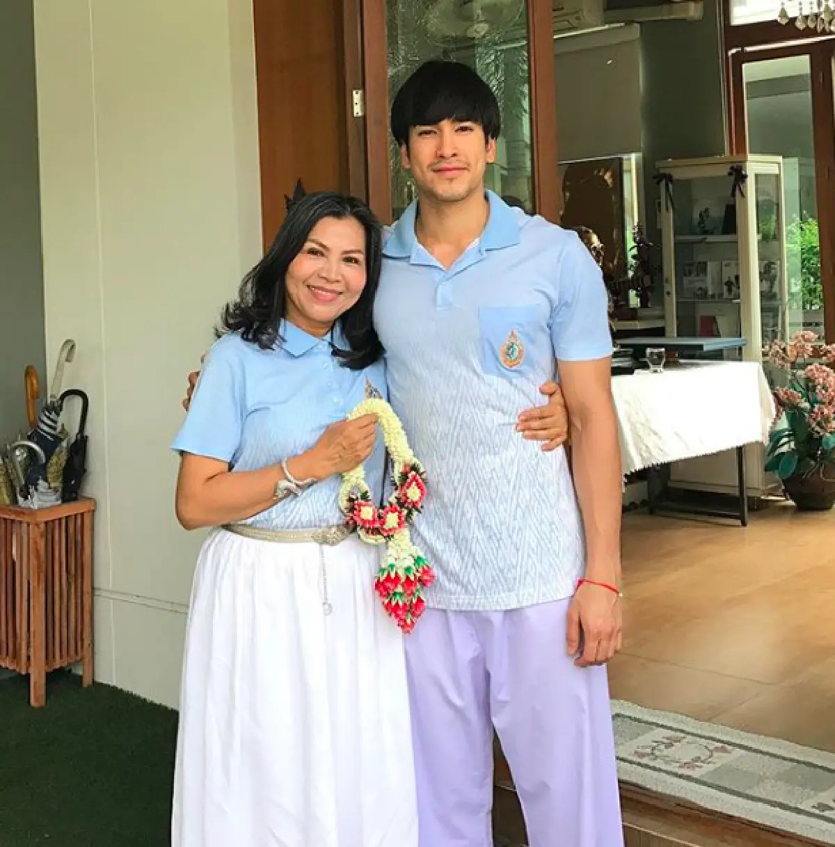“ณเดชน์” พา “แม่แก้ว” ทำบุญในวันแม่แห่งชาติ 2561 พร้อมมอบพวงมาลัยช่องามก้มกราบตัก
