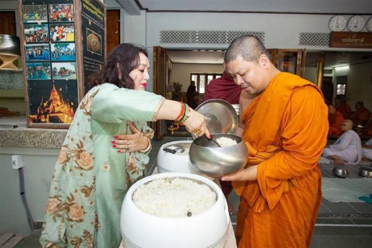 ภริยาบิ๊กตำรวจอินเดีย มาทำบุญวัดไทย 