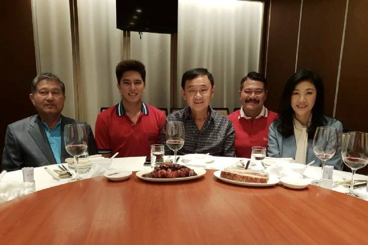 สะดวกแบบนี้! "วัน" โชว์ภาพ "เฉลิม" พาบินพบ "ทักษิณ-ยิ่งลักษณ์"