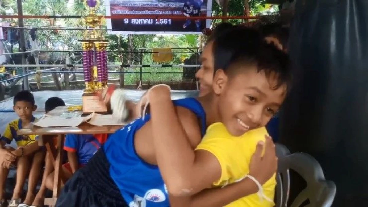"น้องทิว" แชมป์มวยโลกวัย 10 ขวบ ก้มกราบมอบเหรียญทองให้แม่