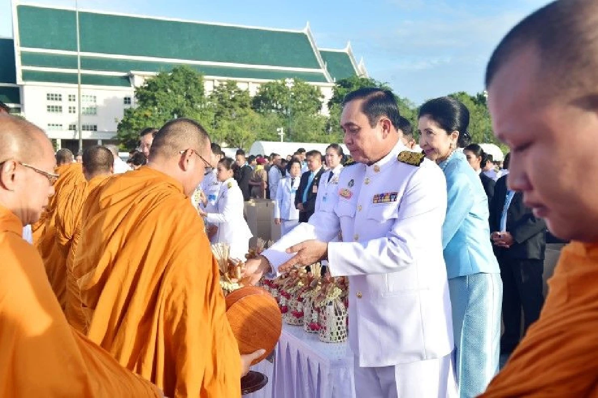 นายกฯนำ ครม.-ประชาชน ทำบุญตักบาตรถวายเป็นพระราชกุศลวันแม่แห่งชาติ