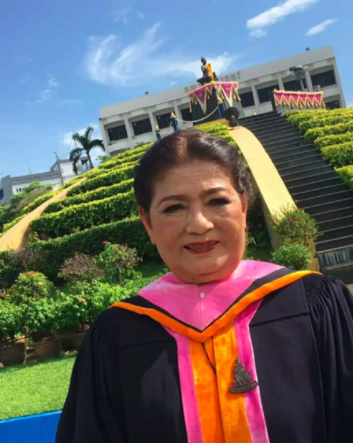 "เสนาหอย" สุดปลื้ม! คุณแม่สวมชุดครุยคว้าปริญญาใบที่ 3