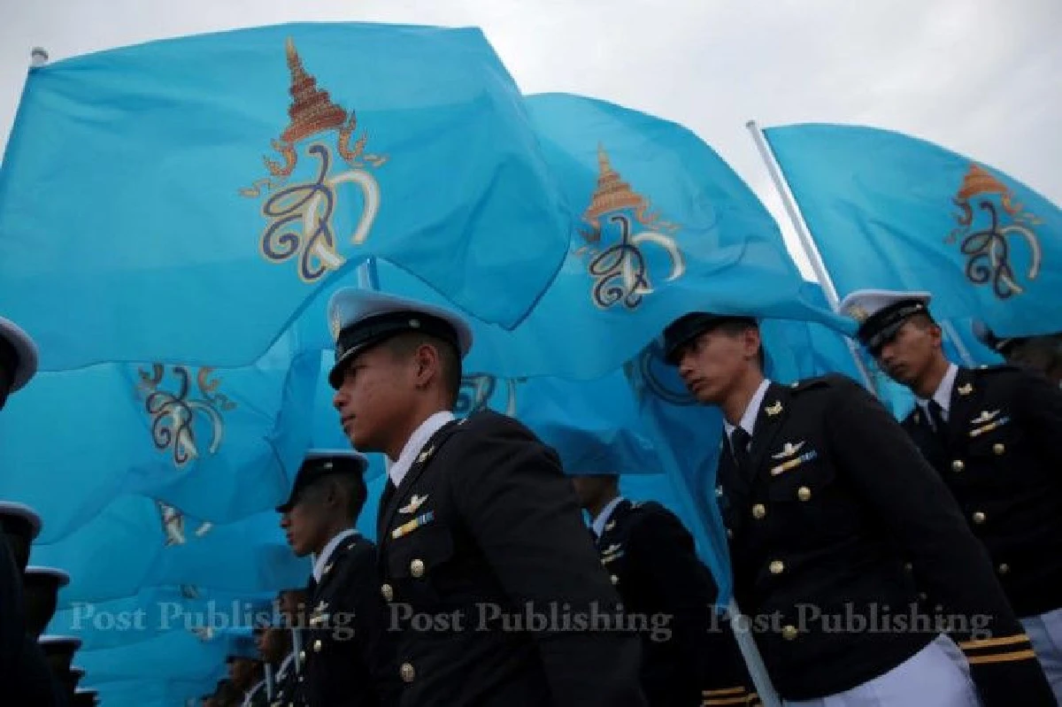 นายกฯนำประชาชนจุดเทียนถวายพระพรชัยมงคลสมเด็จพระราชินีในร.9