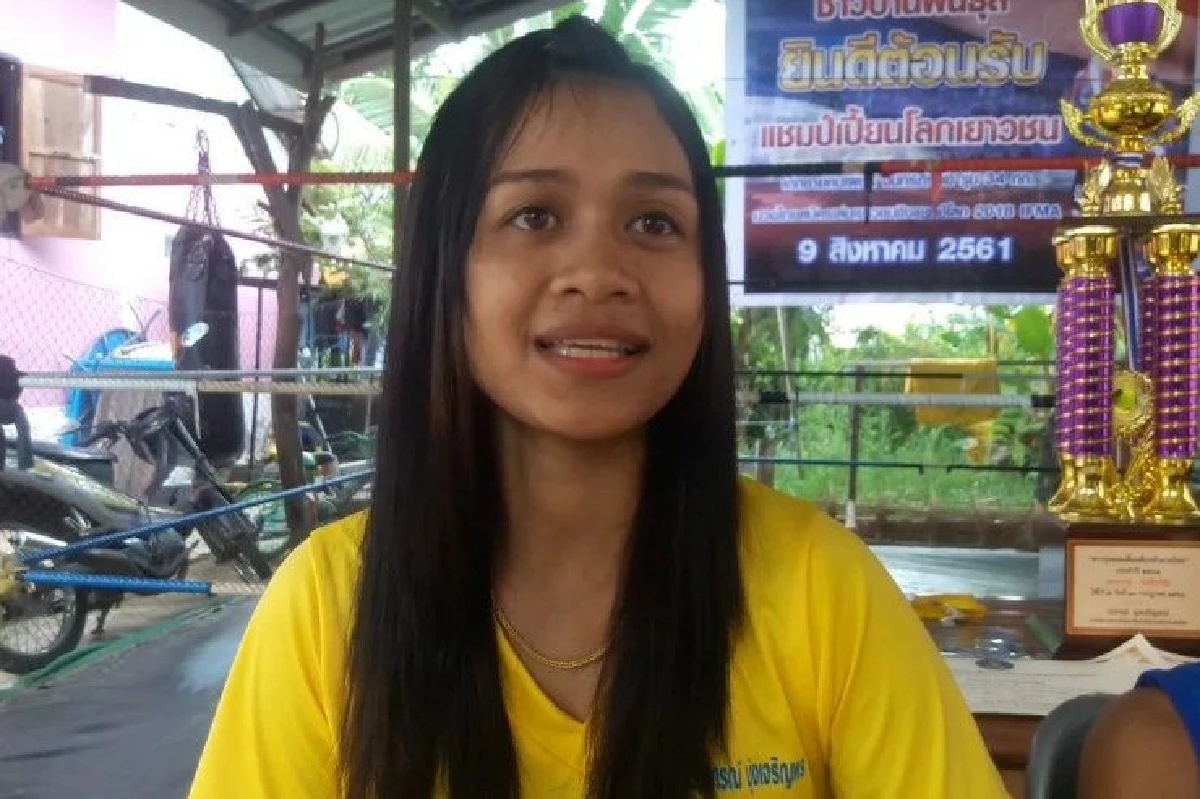 "น้องทิว" แชมป์มวยโลกวัย 10 ขวบ ก้มกราบมอบเหรียญทองให้แม่