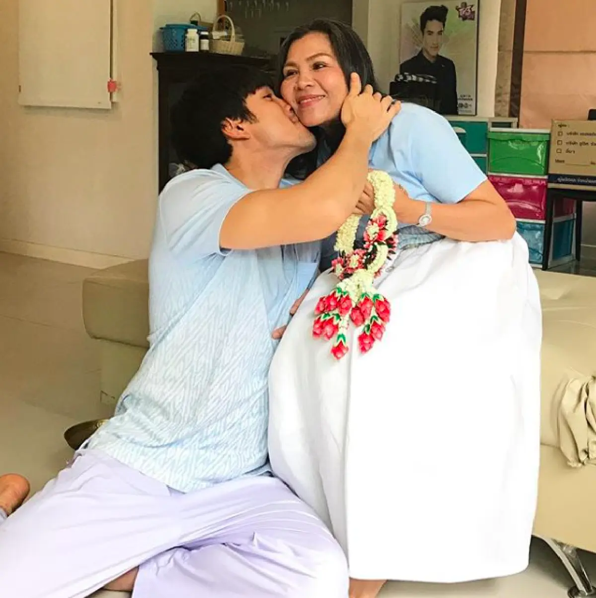 “ณเดชน์” พา “แม่แก้ว” ทำบุญในวันแม่แห่งชาติ 2561 พร้อมมอบพวงมาลัยช่องามก้มกราบตัก