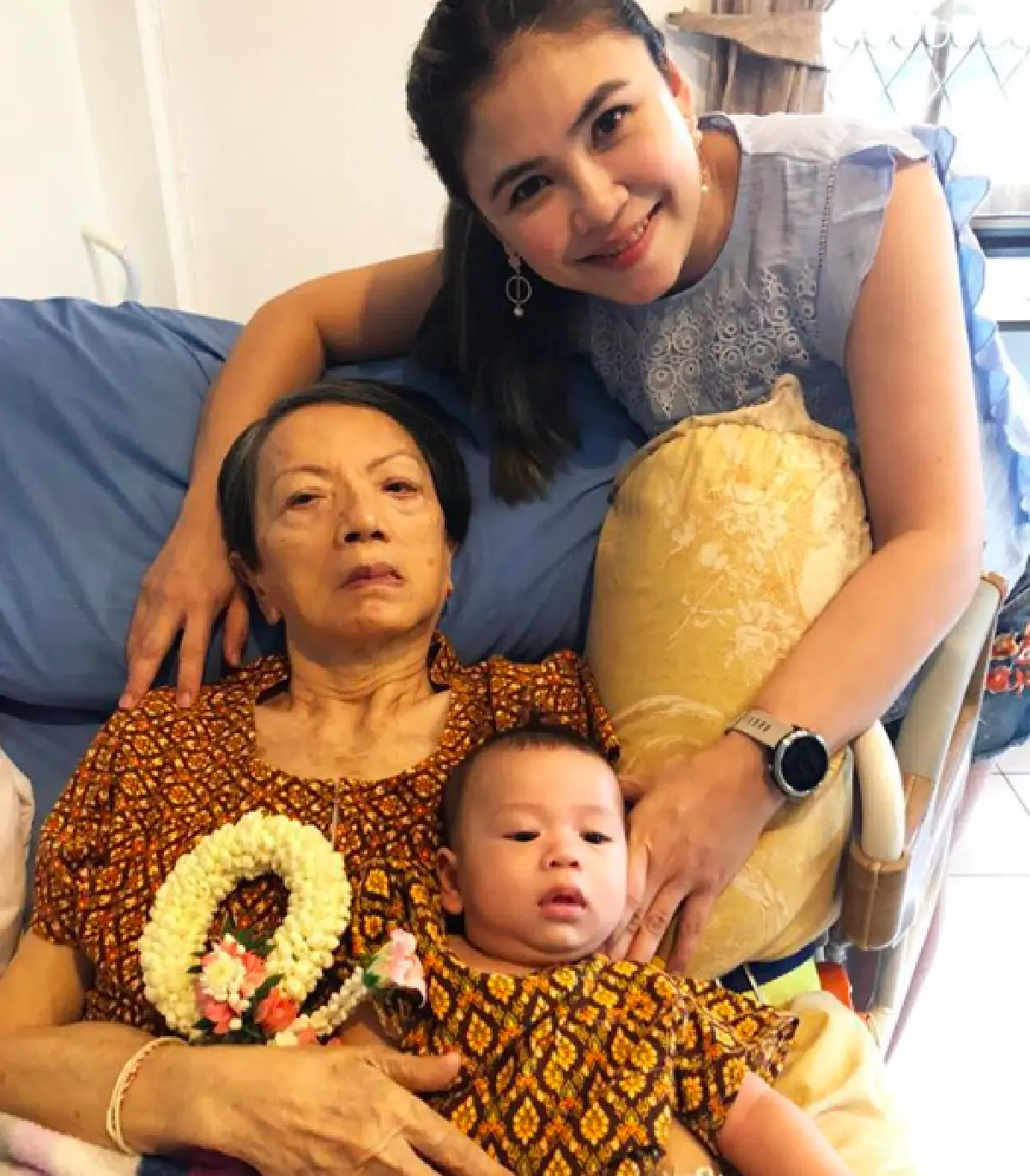 ภาพประทับใจ “น้องโพธิ์” ตัวแทน “พ่อคริต” มากราบคุณย่า