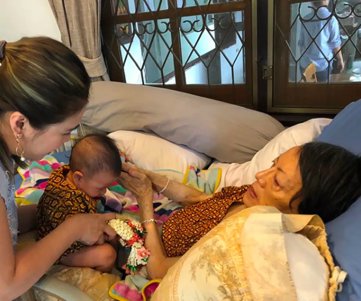 ภาพประทับใจ “น้องโพธิ์” ตัวแทน “พ่อคริต” มากราบคุณย่า