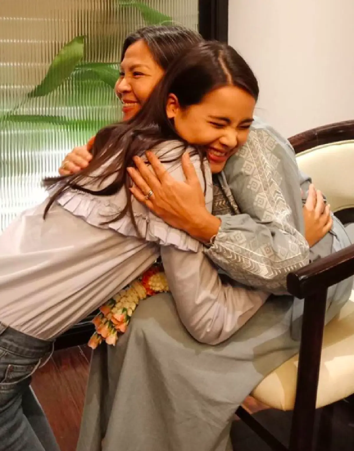 แฮปปี้แฟมิลี่เดย์ “ณเดชน์-ญาญ่า” แทคทีมไหว้แม่ๆ เปิดตัวชัดเจน