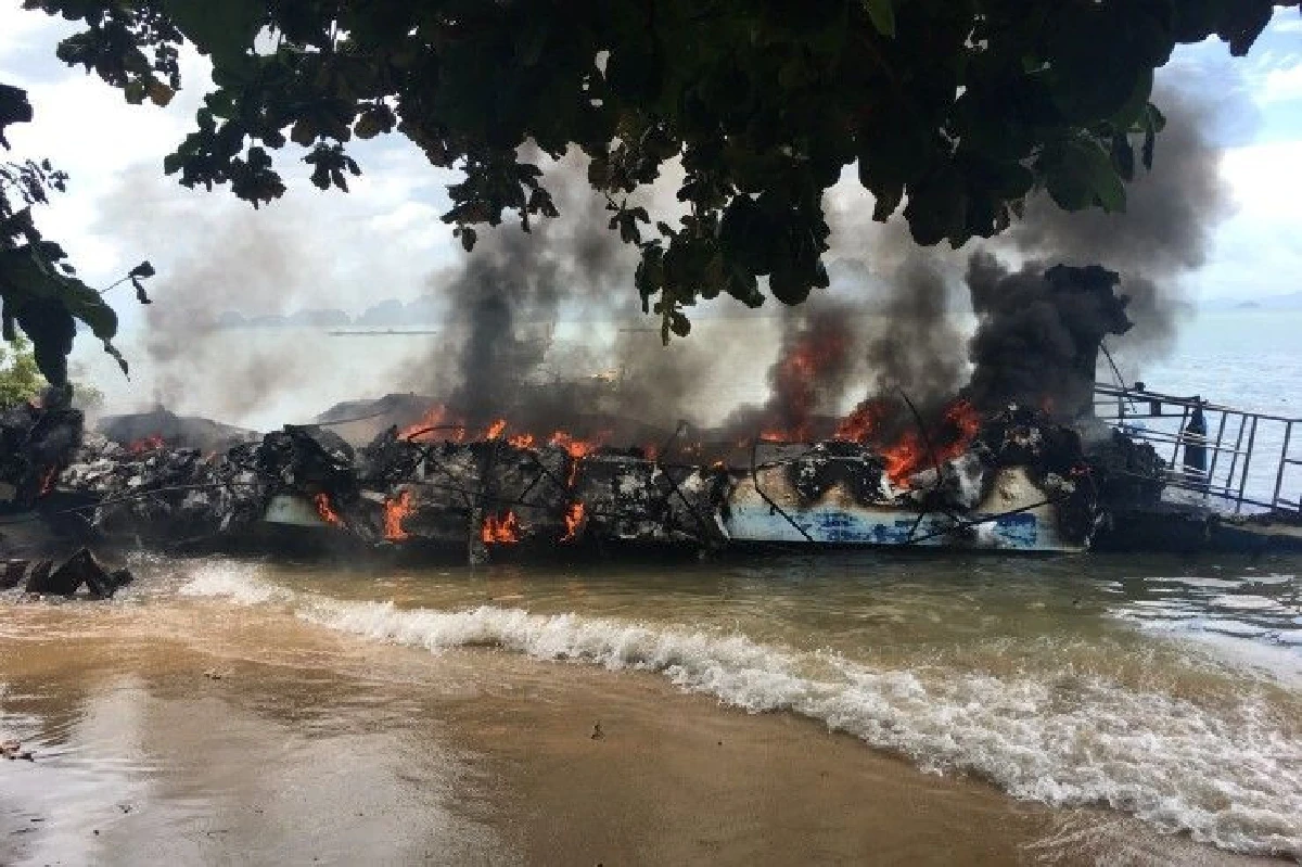 เรือสปีดโบ๊ทเกิดระเบิดไฟไหม้ทั้งลำขณะจอดใกล้ชายหาด ช่างเครื่องเจ็บ1
