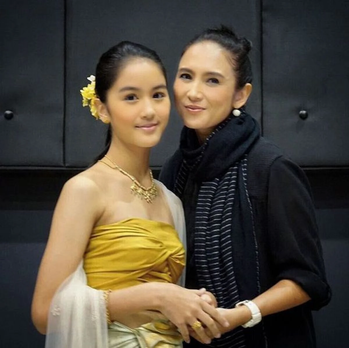 10 ภาพ "น้องมุก รปภัช” เจ้าของบท "มณีจันทร์” ลูกสาว "แม่นุ่น ดารัณ"