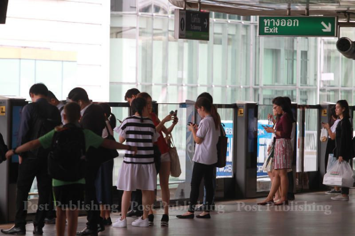 "กทม." เรียก "บีทีเอส"หารือติดแผงกั้นชานชาลาหลังผู้โดยสารตกไปในราง "กทม." เรียก "บีทีเอส"หารือติดแผงกั้นชานชาลาหลังผู้โดยสารตกไปในราง