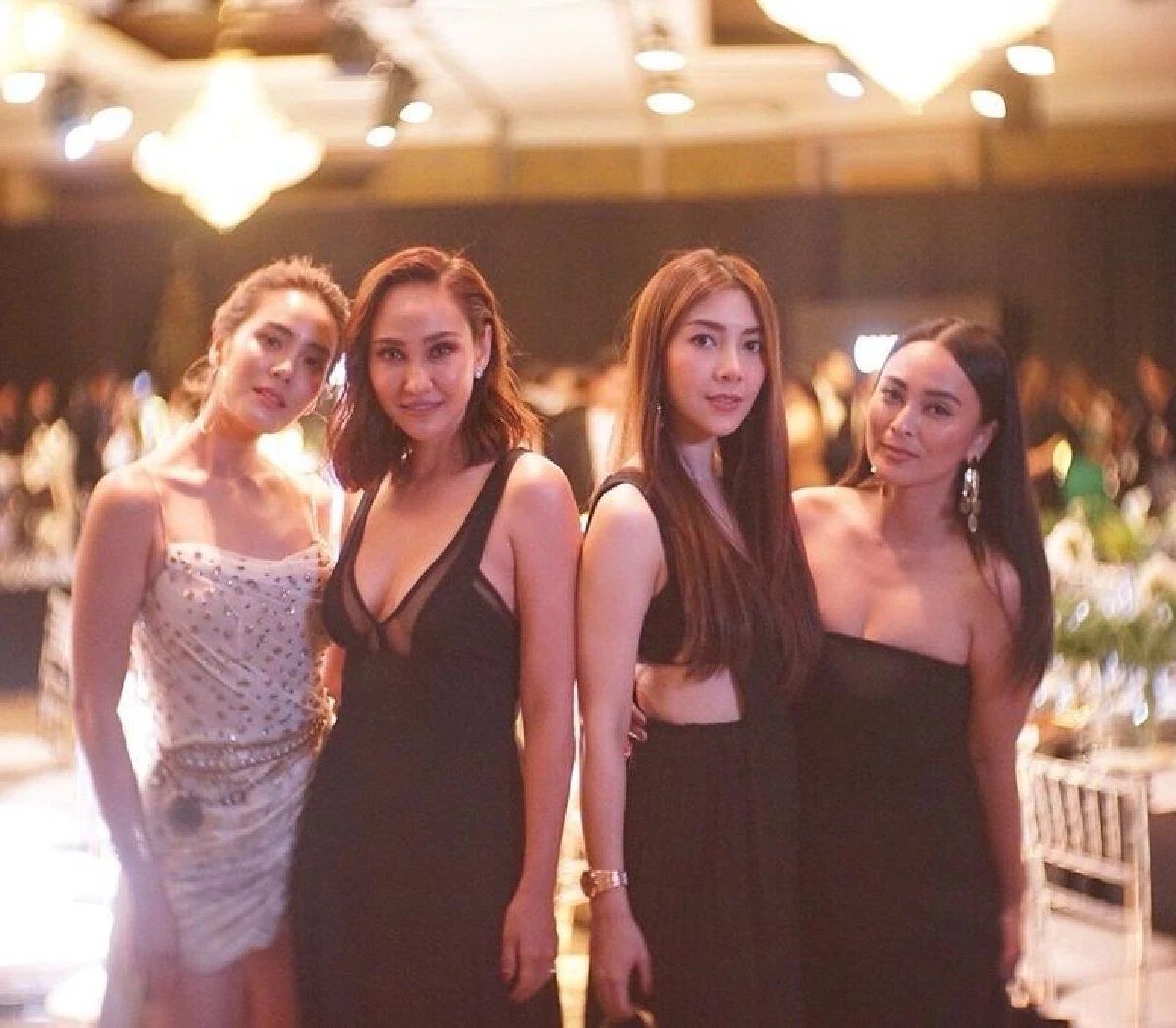 อบอุ่นกว่าเดิม! แก๊งนางฟ้า รวมตัวทานข้าว พร้อมลูกหลานที่เพิ่มขึ้นทุกปี