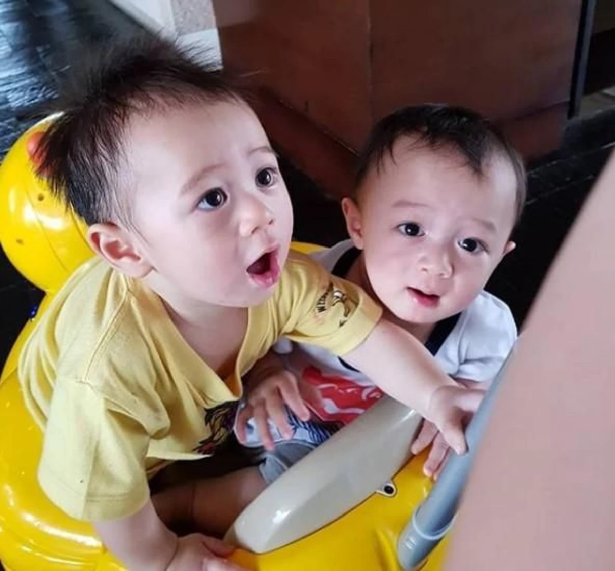 ภาพน่ารัก! สายฟ้า-พายุ อ้อนเก่ง อยากให้แม่ชมพู่ซื้อรถให้