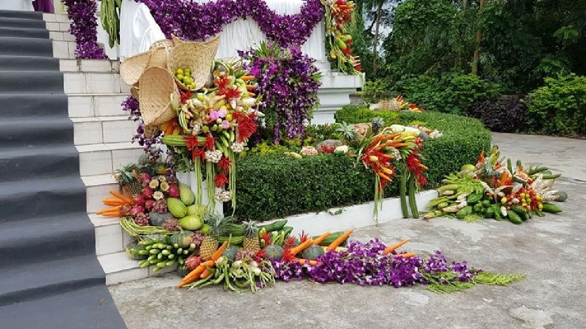 สุดแปลก!เมรุเผาศพถูกประดับตกแต่งด้วยพืชผักพืชผลไม้