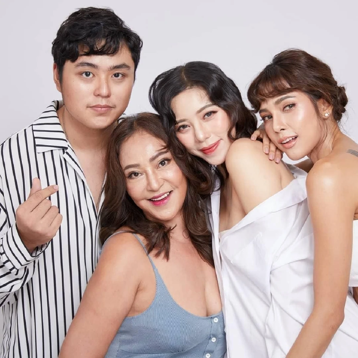 สวยได้แม่! อุ้ม-นิวเคลียร์ ควงคุณแม่ถ่ายภาพครอบครัวสุดแซ่บ