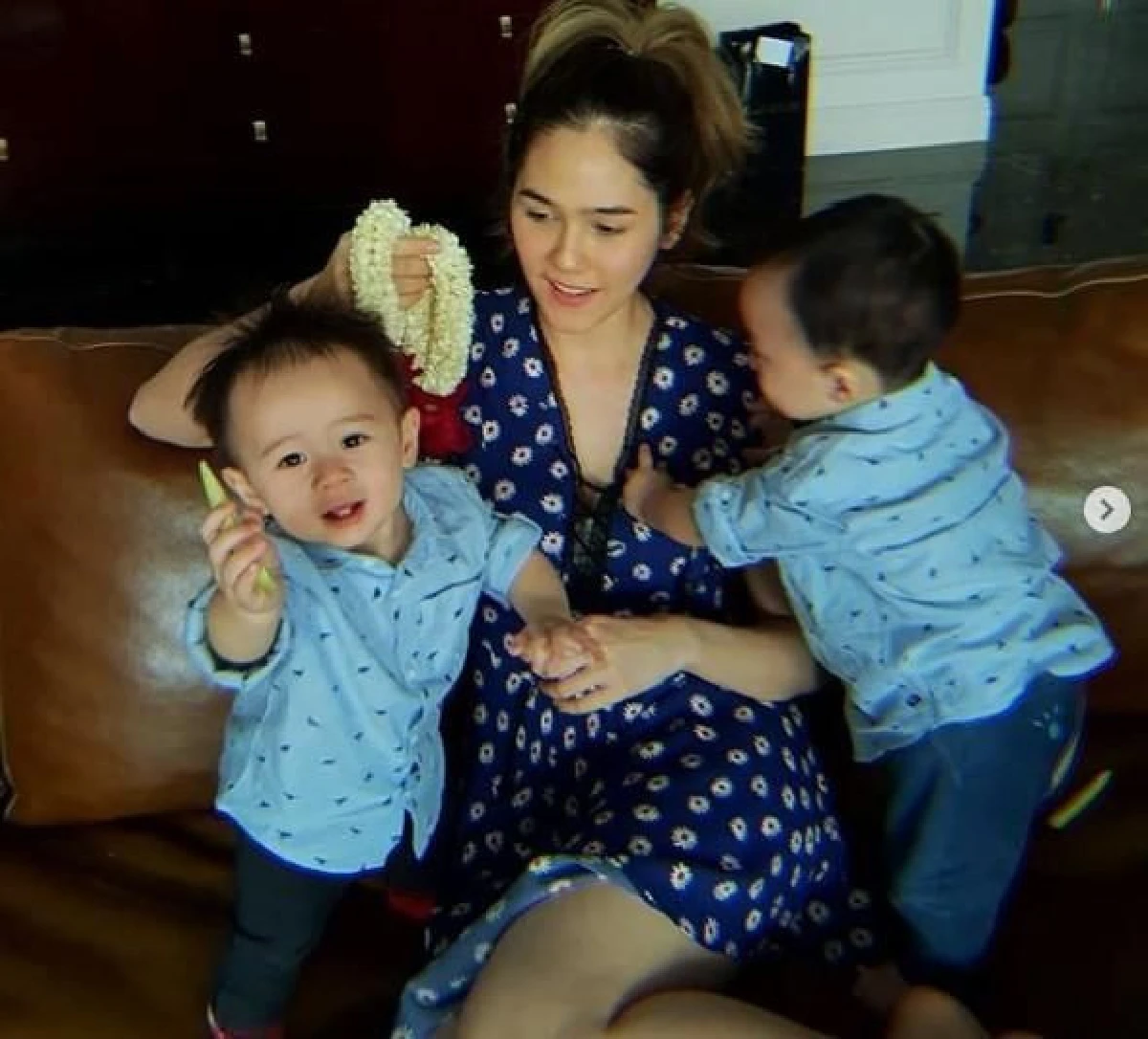 ภาพน่ารัก! สายฟ้า-พายุ อ้อนเก่ง อยากให้แม่ชมพู่ซื้อรถให้