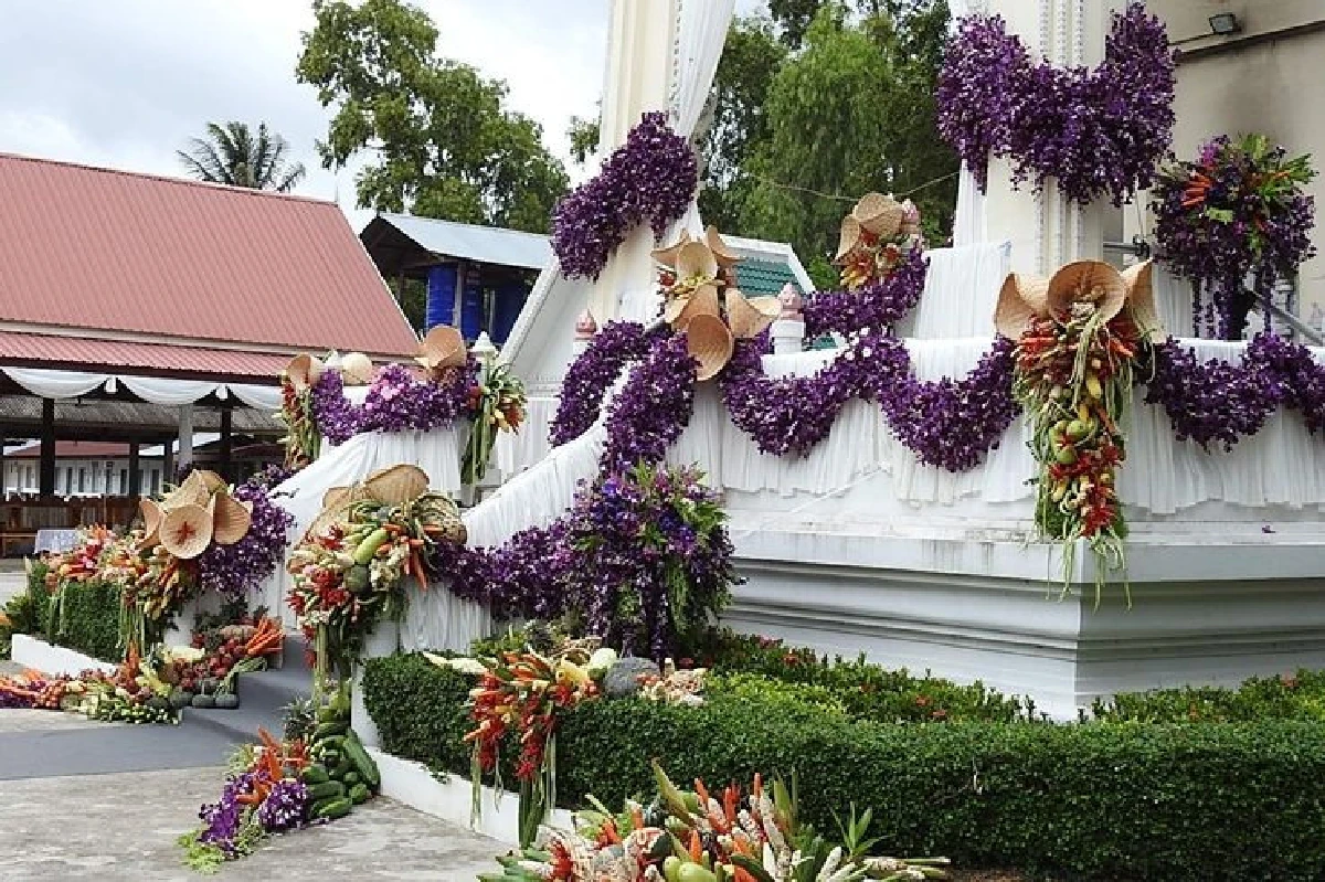 สุดแปลก!เมรุเผาศพถูกประดับตกแต่งด้วยพืชผักพืชผลไม้