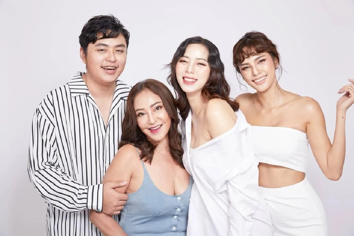 สวยได้แม่! อุ้ม-นิวเคลียร์ ควงคุณแม่ถ่ายภาพครอบครัวสุดแซ่บ