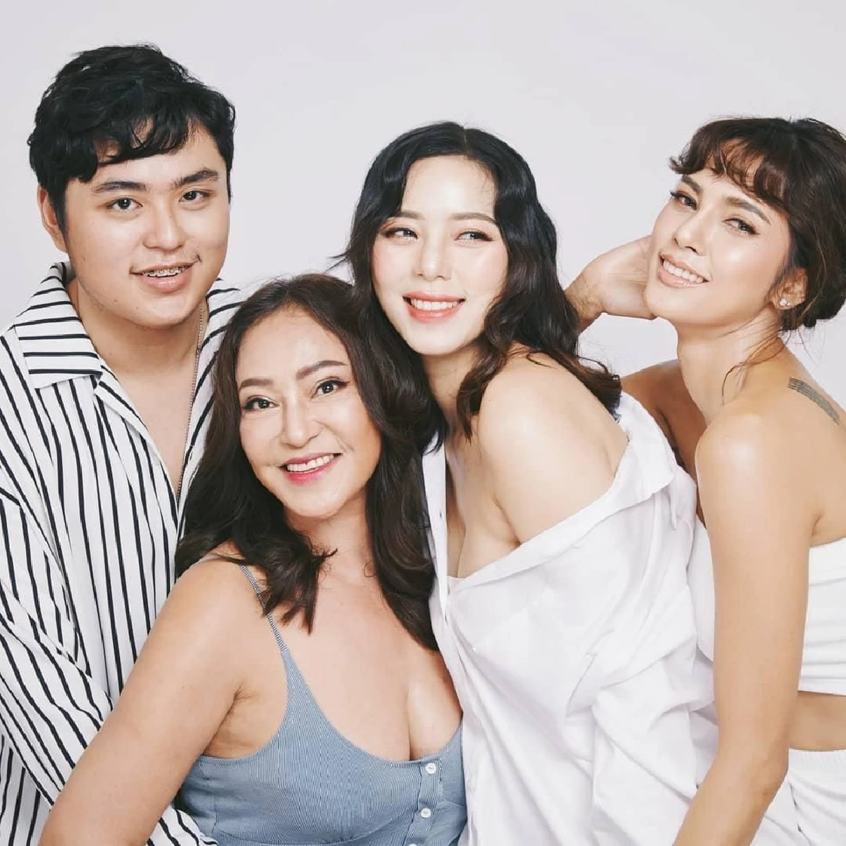 สวยได้แม่! อุ้ม-นิวเคลียร์ ควงคุณแม่ถ่ายภาพครอบครัวสุดแซ่บ