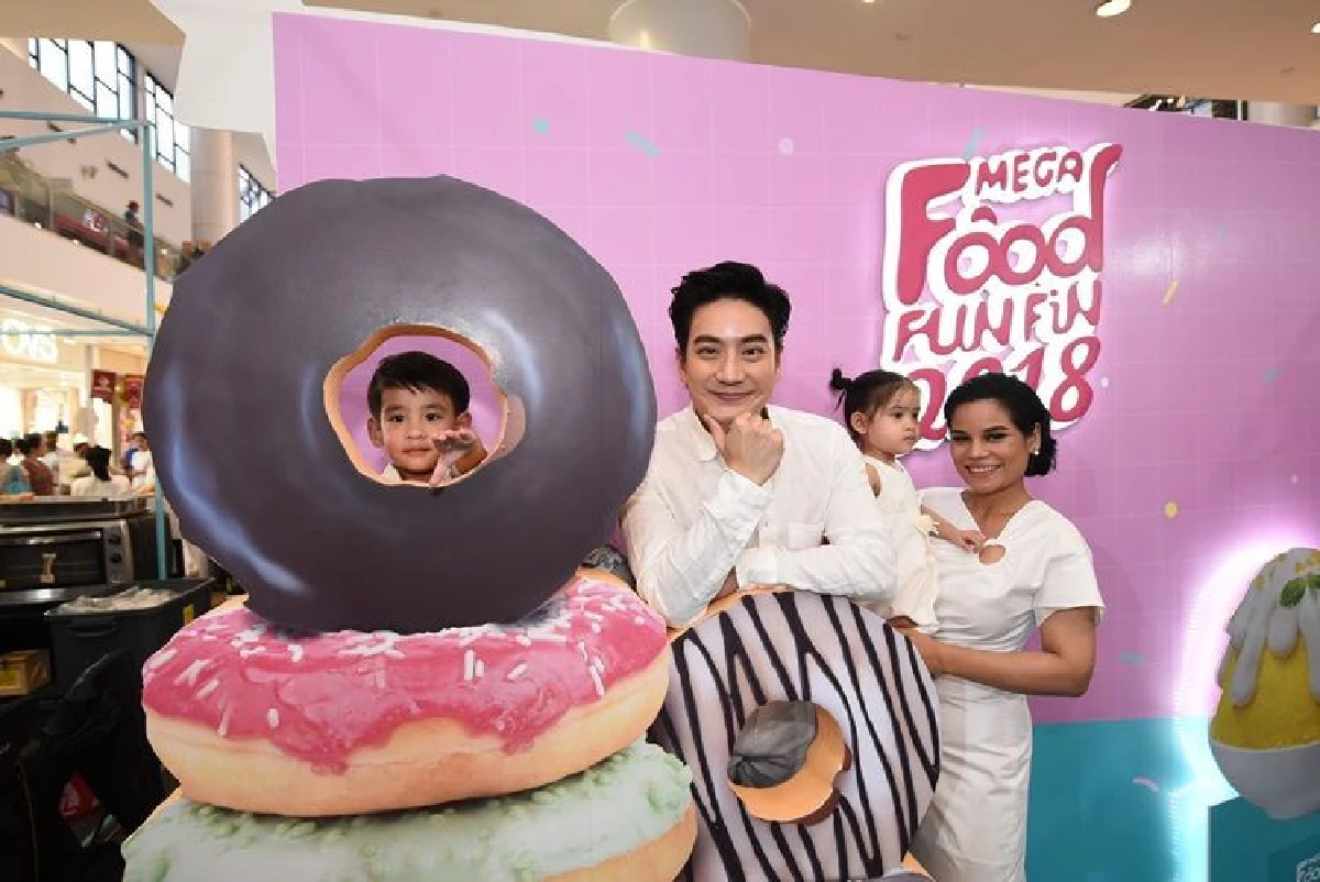 ครอบครัวอารยะสกุล ร่วมฉลองวันแม่ ในงาน "เมกา ฟู้ด ฟัน ฟิน: เดอะ สวีท สเตชั่น" เทศกาลของหวานแสนอร่อย ณ ศูนย์การค้าเมกาบางนา
