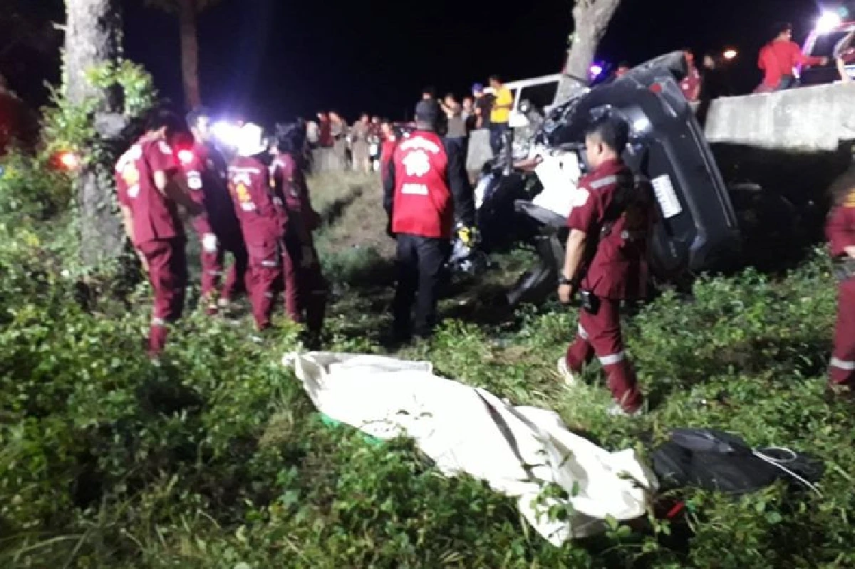 เก๋งเสียหลักชนแท่งปูนประสานงาต้นไม้รถพังคนขับดับ-สาหัส1