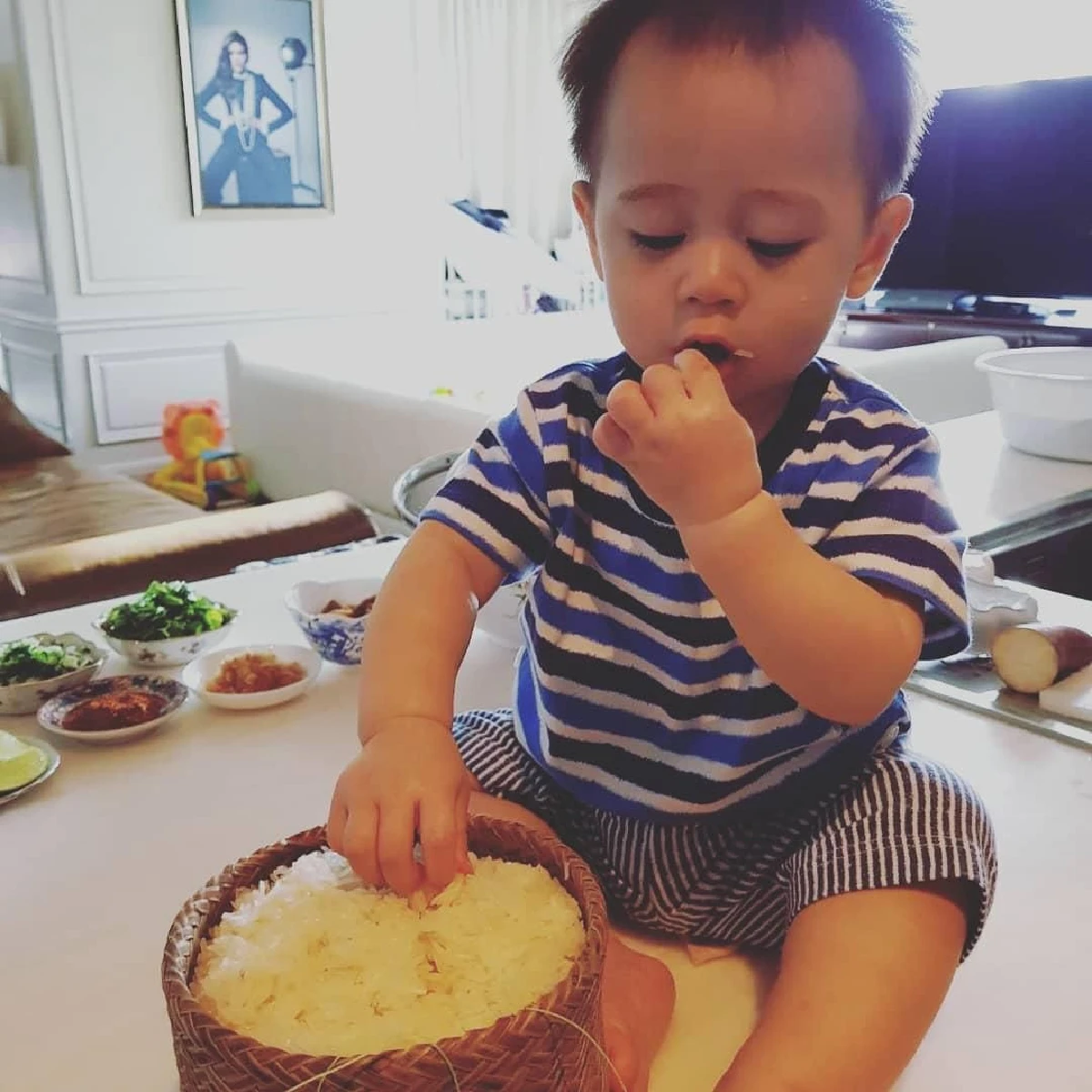 เมนูอร่อยของ สายฟ้า-พายุ คนหนึ่งจกข้าวเหนียว อีกคนซู้ดเส้นพาสต้า