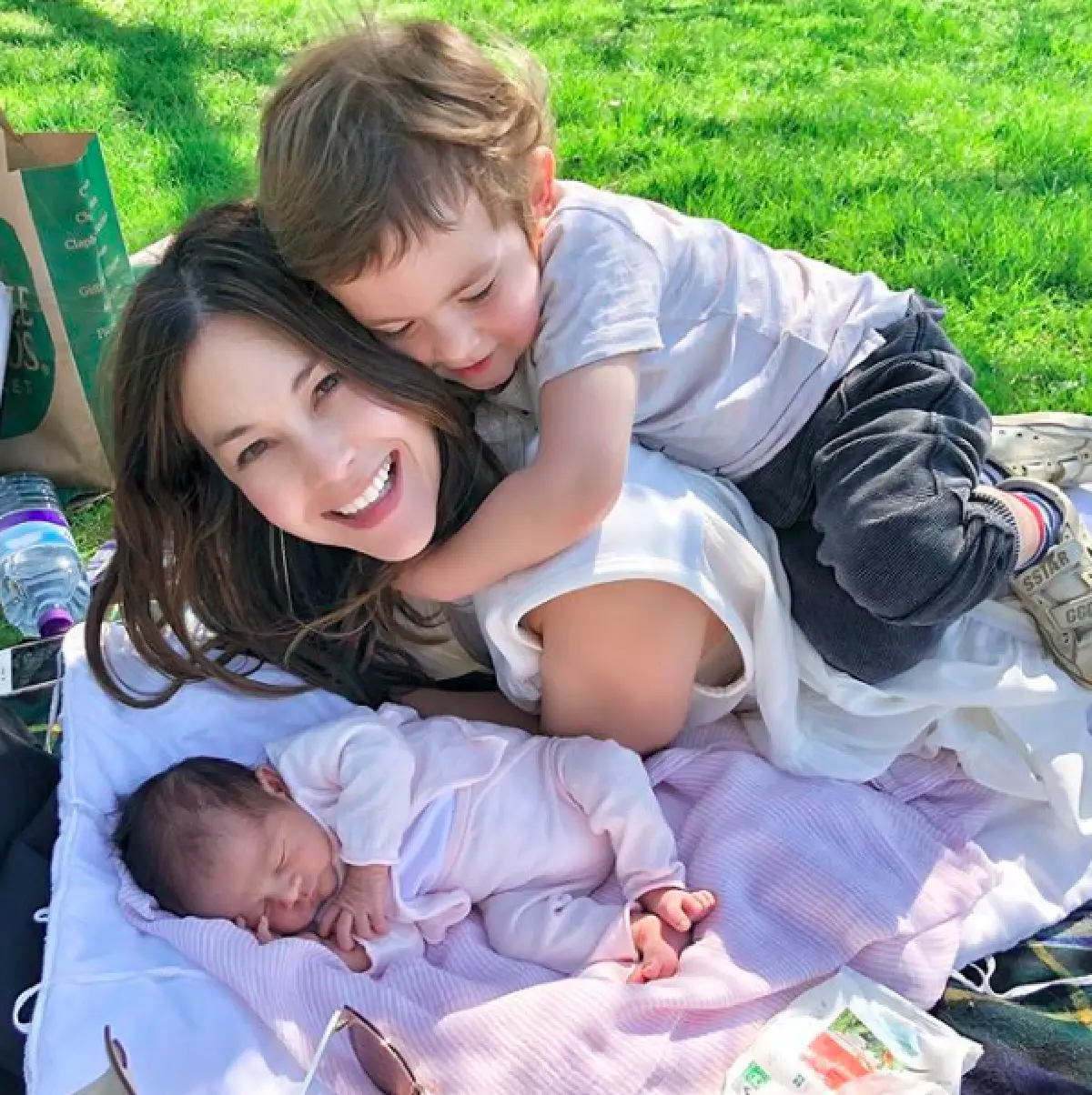 แฮปปี้แฟมมิลี่! ส่องภาพครอบครัวแสนอบอุ่นของ “พอลล่า” และลูกๆ ทั้ง 3