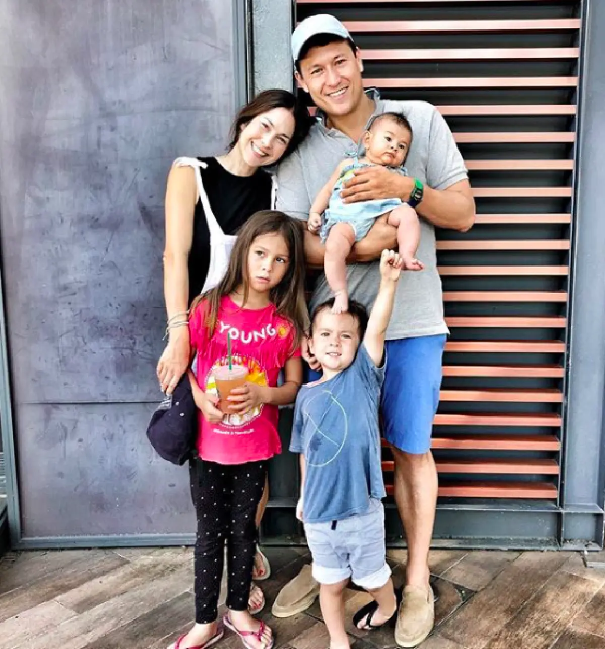 แฮปปี้แฟมมิลี่! ส่องภาพครอบครัวแสนอบอุ่นของ “พอลล่า” และลูกๆ ทั้ง 3