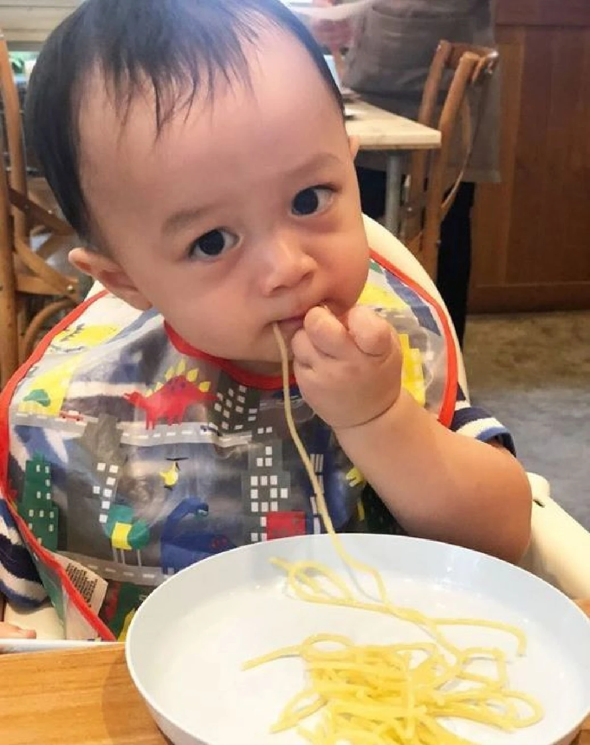 เมนูอร่อยของ สายฟ้า-พายุ คนหนึ่งจกข้าวเหนียว อีกคนซู้ดเส้นพาสต้า