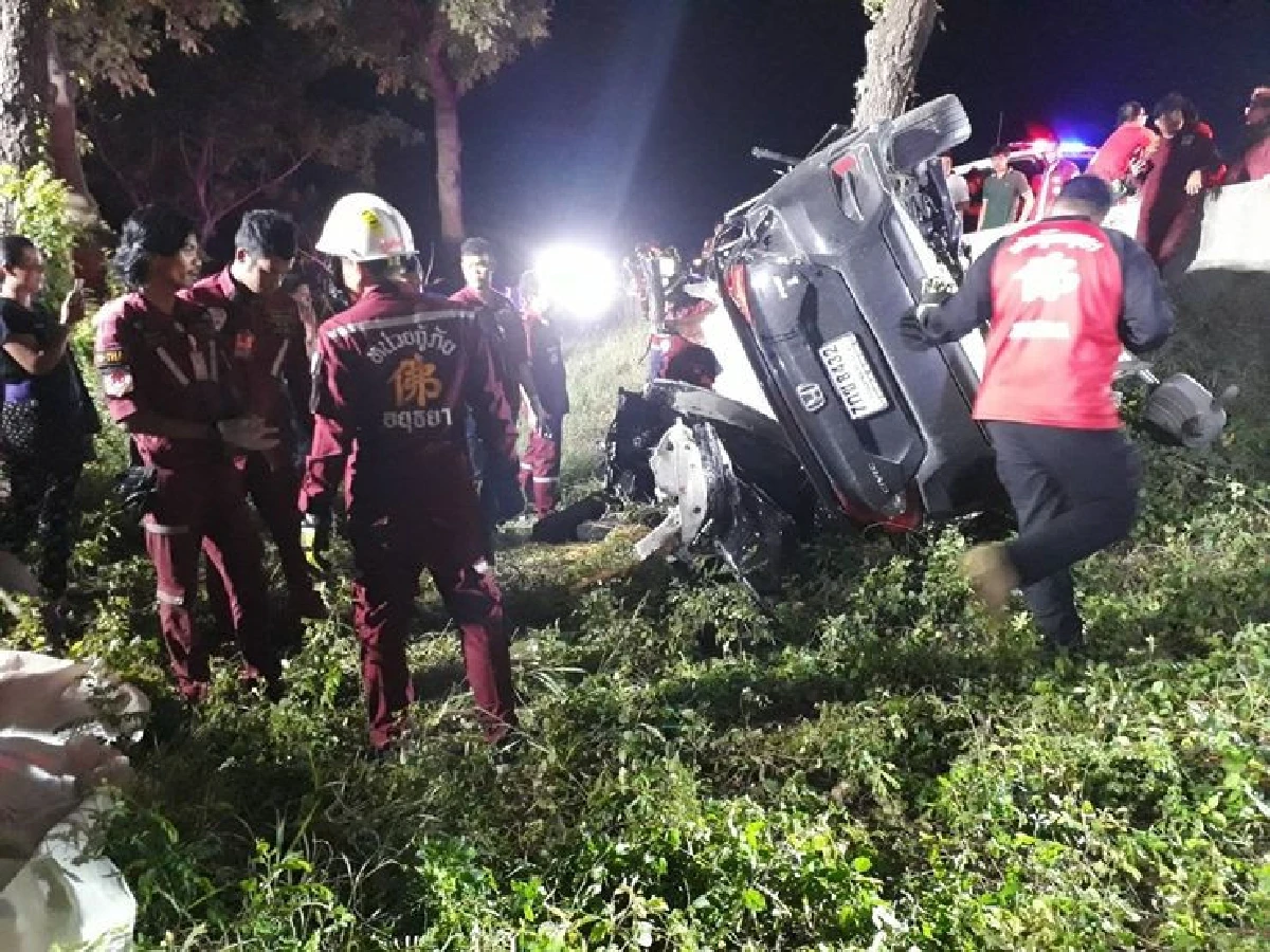 เก๋งเสียหลักชนแท่งปูนประสานงาต้นไม้รถพังคนขับดับ-สาหัส1