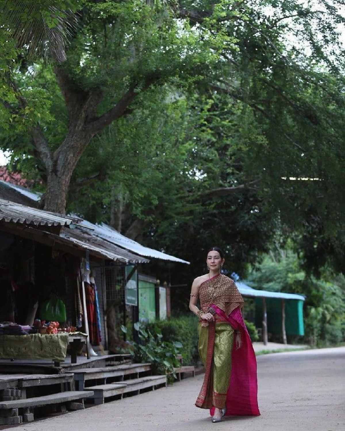 สวยทุกลุค! นุ่น วรนุช สวมชุดไทย-นุ่งซิ่น ตะลอนเที่ยวเหนือ-อีสาน