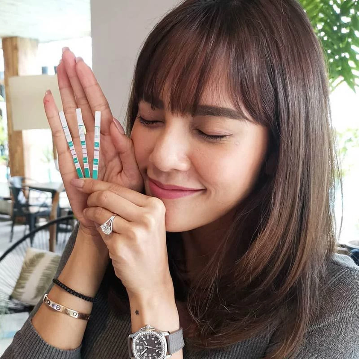 แต่งปุ๊บท้องปั๊บ! อุ้ม ลักขณา ประกาศข่าวดีโชว์ที่ตรวจครรภ์ 2 ขีด